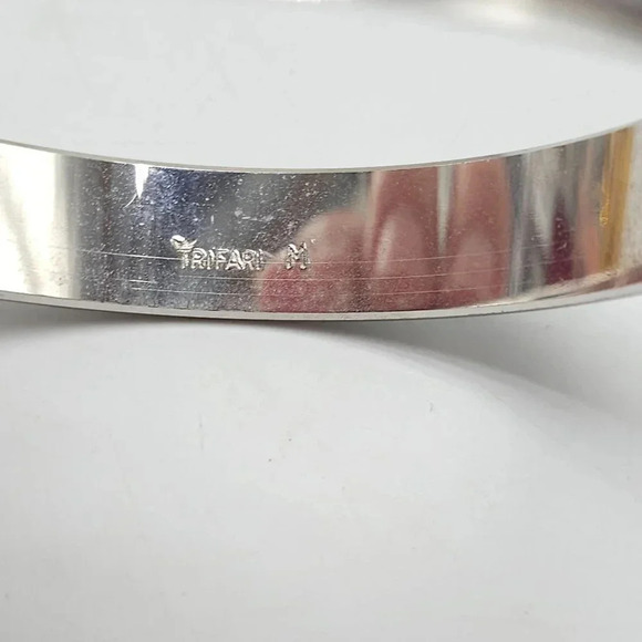 Trifari Textured Silver Tone Wave Etch Cut Vintage Bangle Bracelet Size Medium - Picture 3 of 5